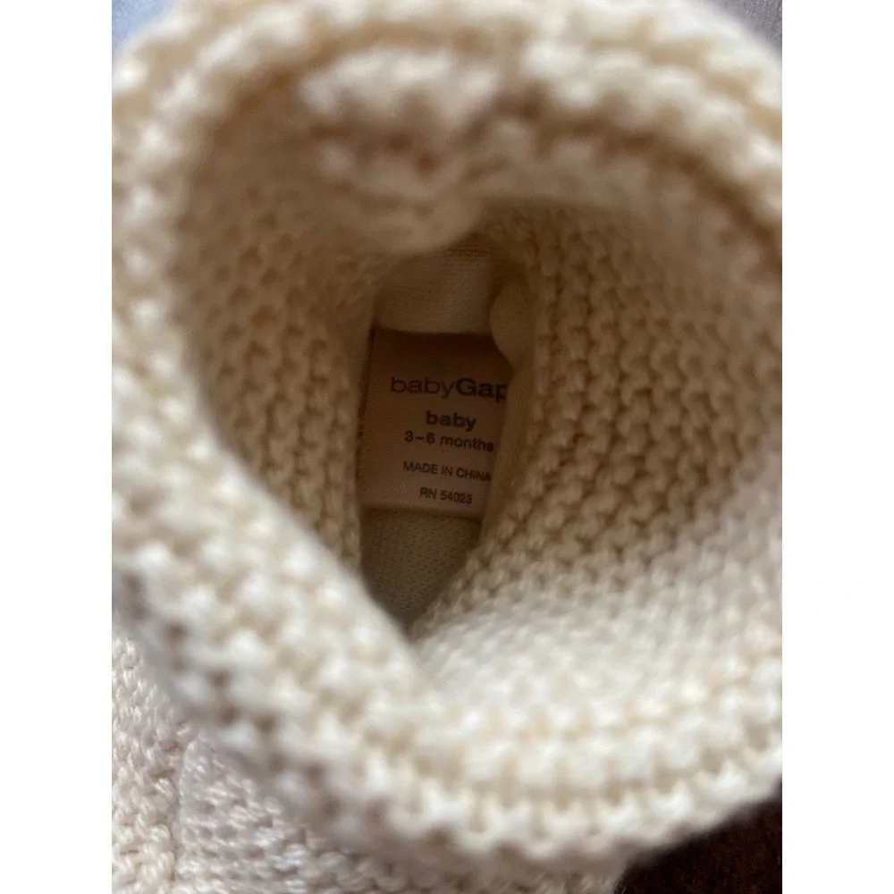Gap knit‎ ivory booties 3-6 mos